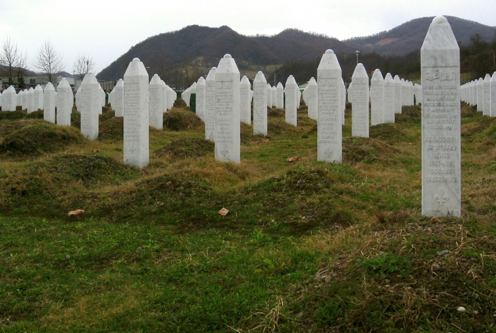 Gravsteinene i minnesmerket etter massakren i Srebrenica. Foto: CC/Mikael Büker