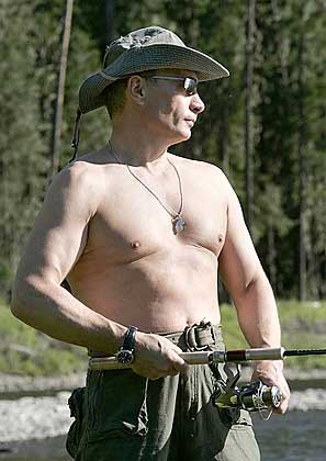 Russlands eks-president Vladimir Putin spilte ofte den sterke russiske mann. Her på fisketur i elva Jenisej i 2007 da han fortsatt var president. Foto: CC/APTOPIX